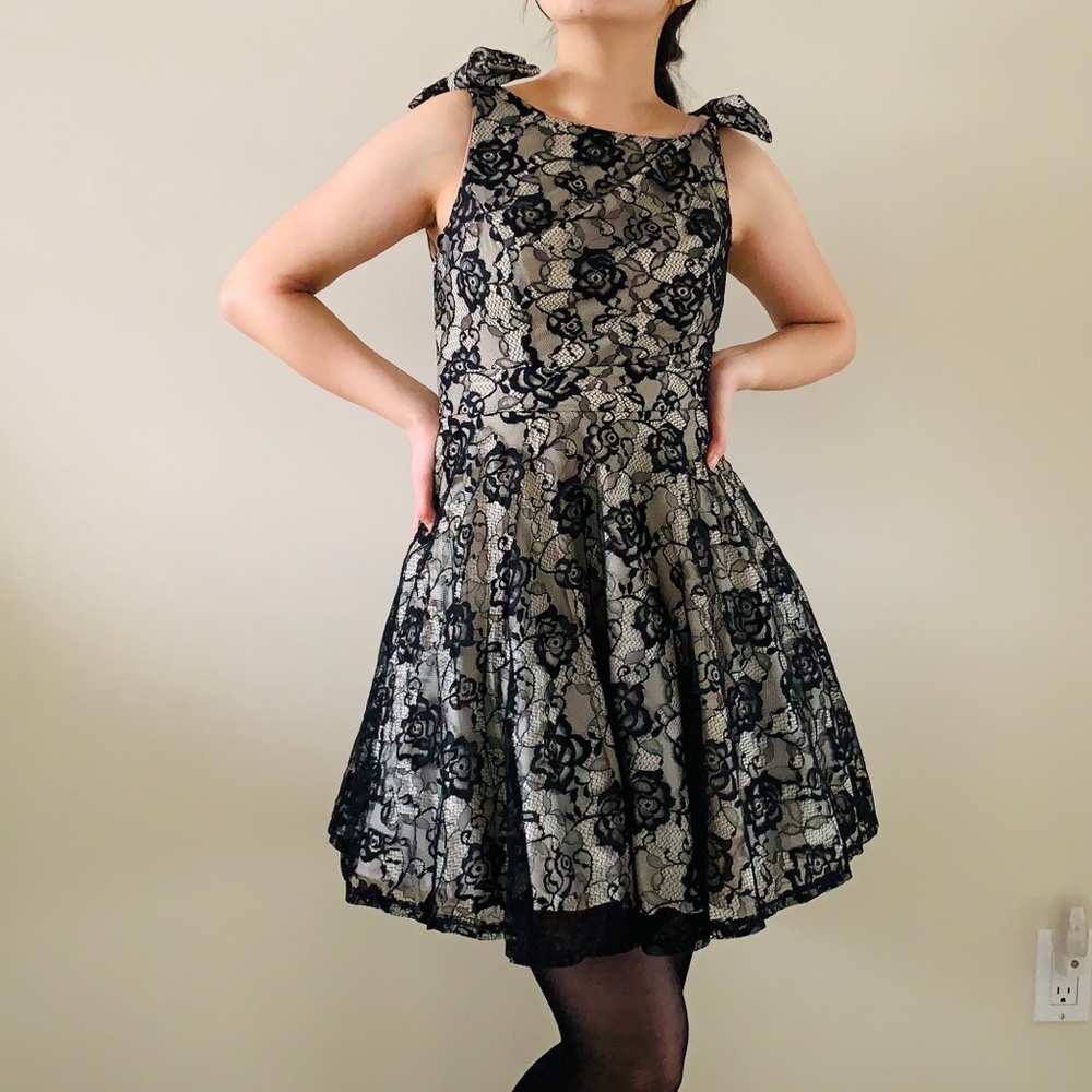 🛍 3/$30 - Lace dress